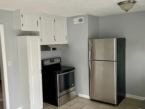 Kitchen - Oven, Refrigerator and pantry