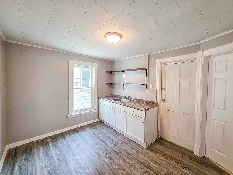 3 bed, 1.0 bath, $1,250 — Photo 2