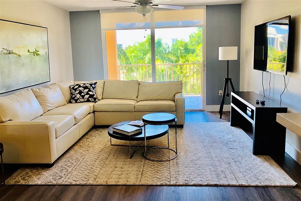 2 bed, 2.0 bath, 1095 sqft, $3,500 — Photo 2