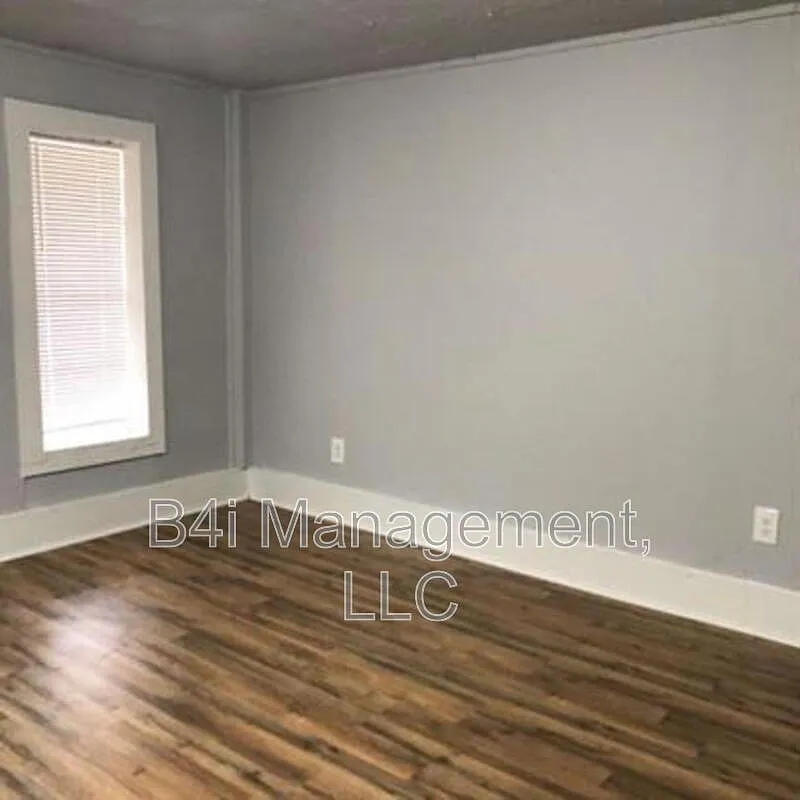 2 bed, 1.0 bath, 900 sqft, $900 — Photo 3