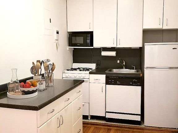 4th image of 225 E 47th St APT 1H