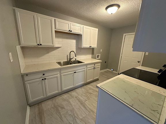 4th image of 687 Creekstone Cir