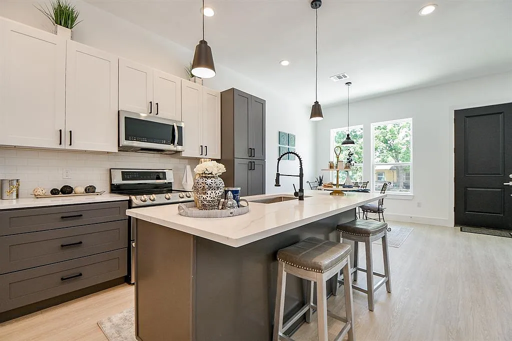 3 bed, 1221 sqft, $1,950 — Photo 1