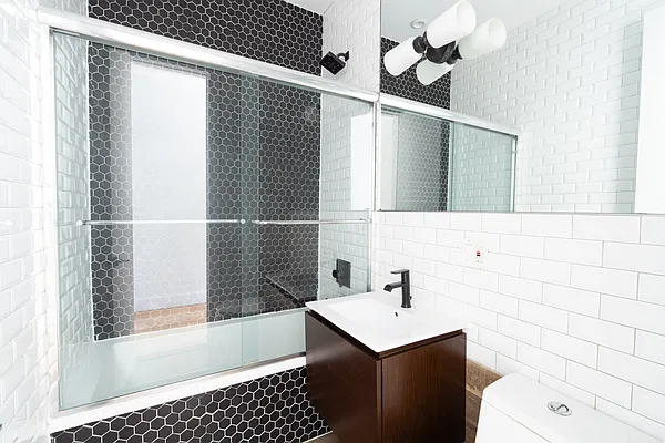 Bathroom, photo 1