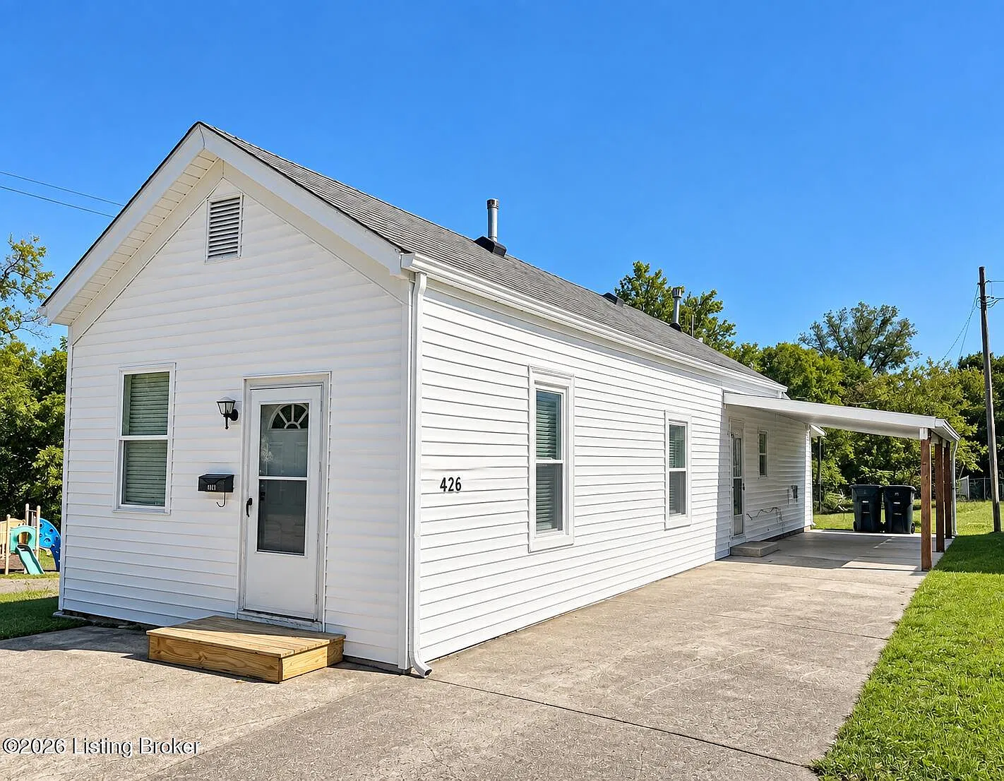 3 bed, 1.0 bath, 896 sqft, $1,295 — Photo 1