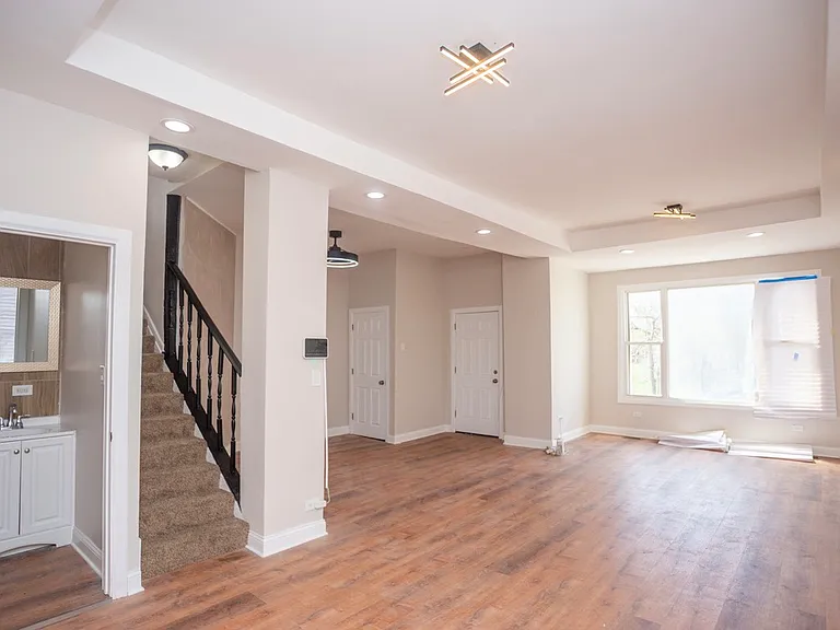 7049 S Kimbark Ave — Photo 1