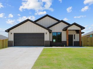 17417 Crossing Cir, Lindale, TX 75771