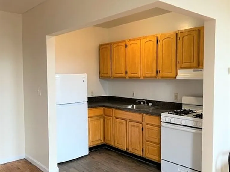 1256 Clay Ave — Photo 3