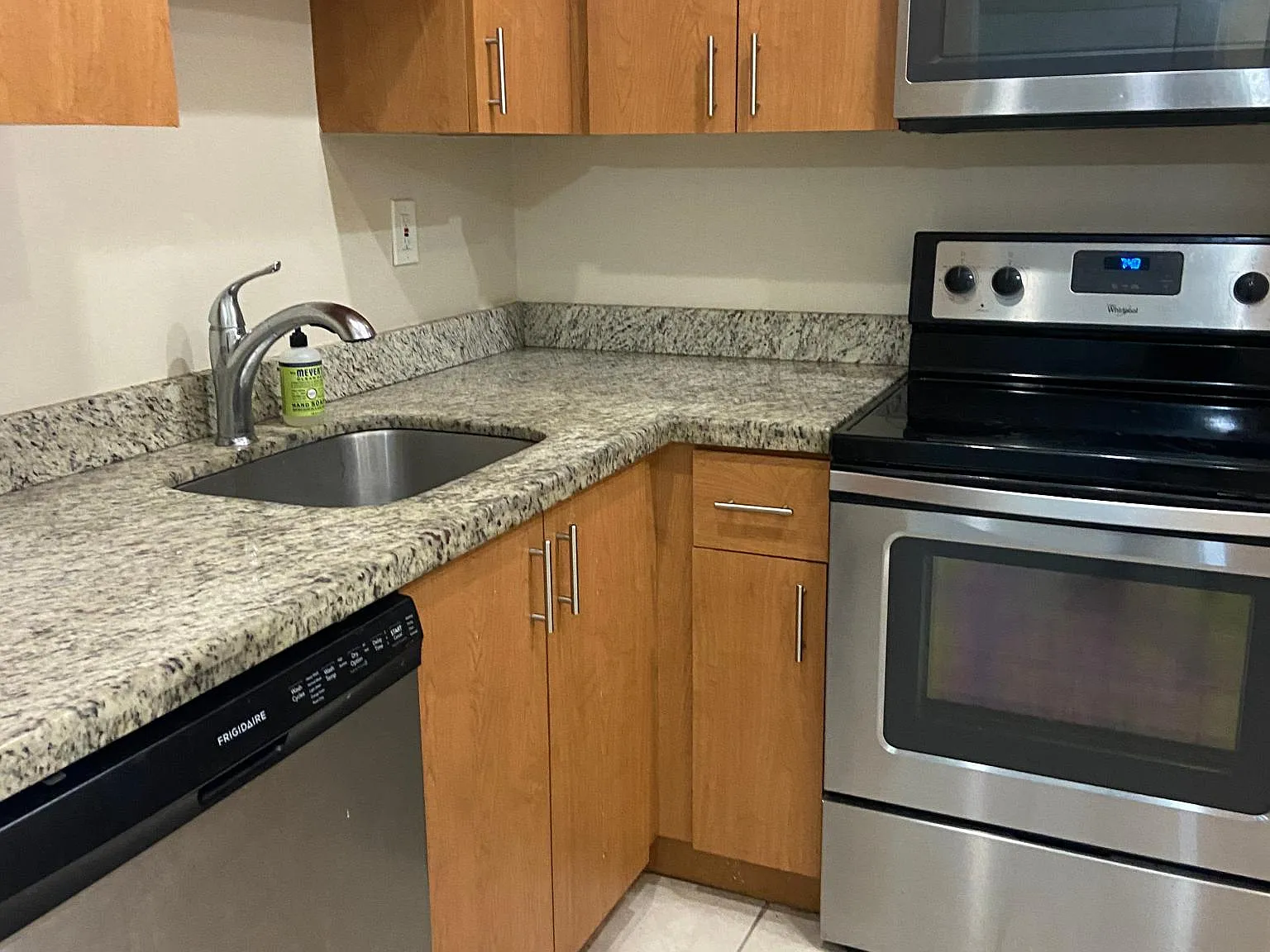 1 bed, 1.5 bath, 805 sqft, $1,850 — Photo 1