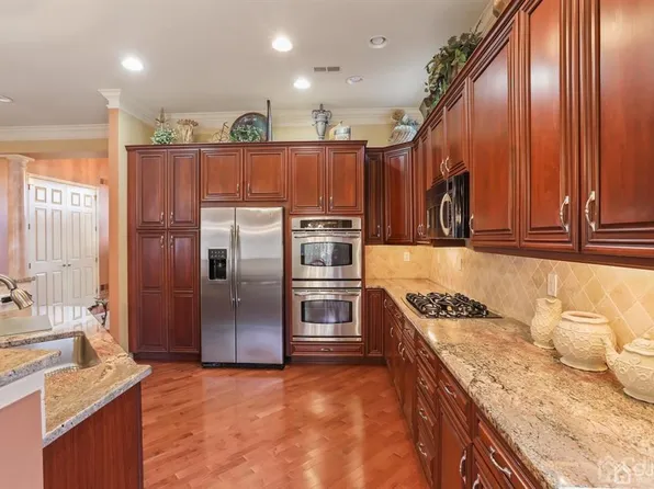 85 Riviera Dr, Monroe Township, NJ 08831