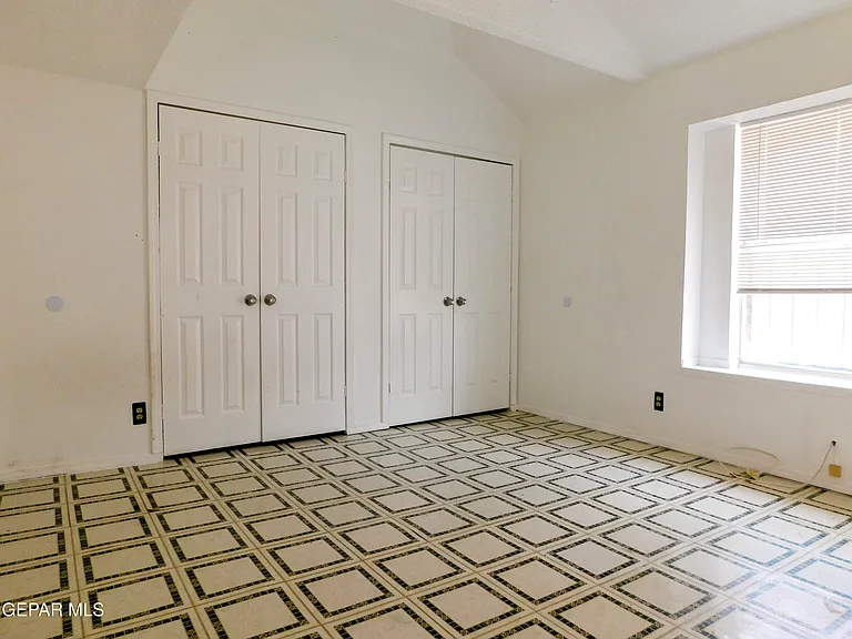 726 Medina St — Photo 9