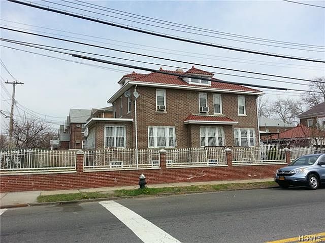 1st image of 2400 Laconia Ave