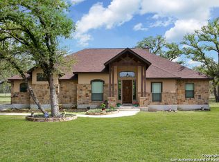 852 Paddy Rd, Floresville, TX 78114