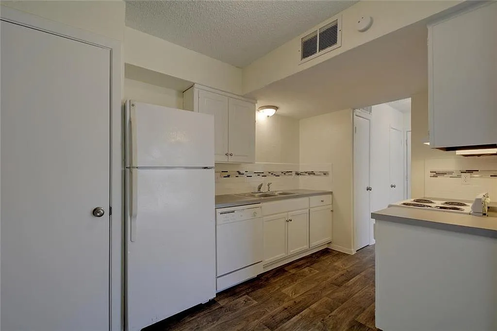 2 bed, 1.5 bath, 900 sqft, $1,295 — Photo 3