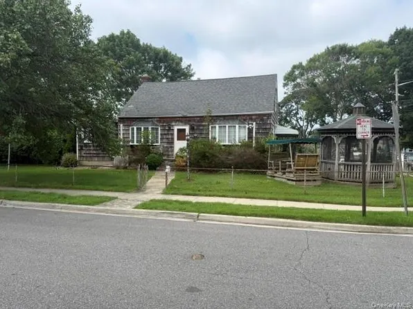 2 Ivy Street, Farmingdale, NY 11735