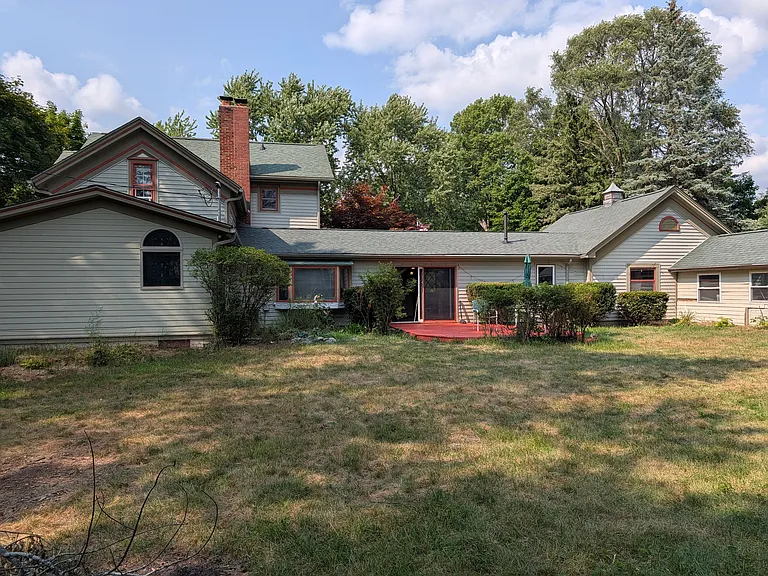 500 E Broad St — Photo 2