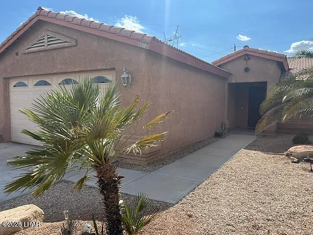 3 bed, 2.0 bath, 1633 sqft, $2,100 — Photo 2