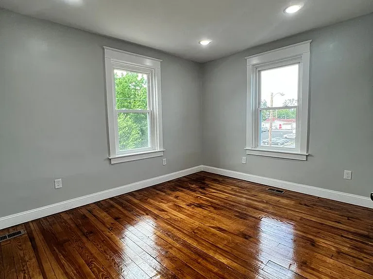 31 N Poplar St — Photo 18