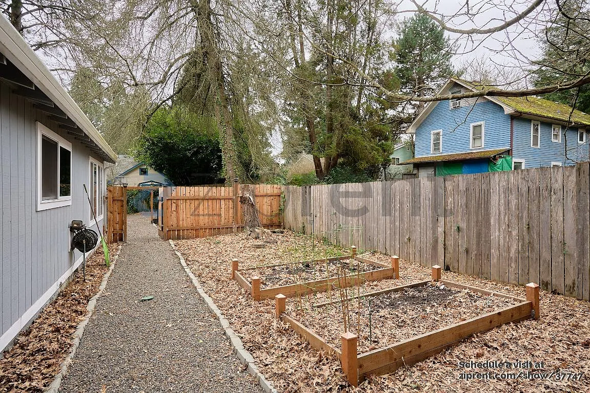 3 bed, 1050 sqft, $2,500 — Photo 4