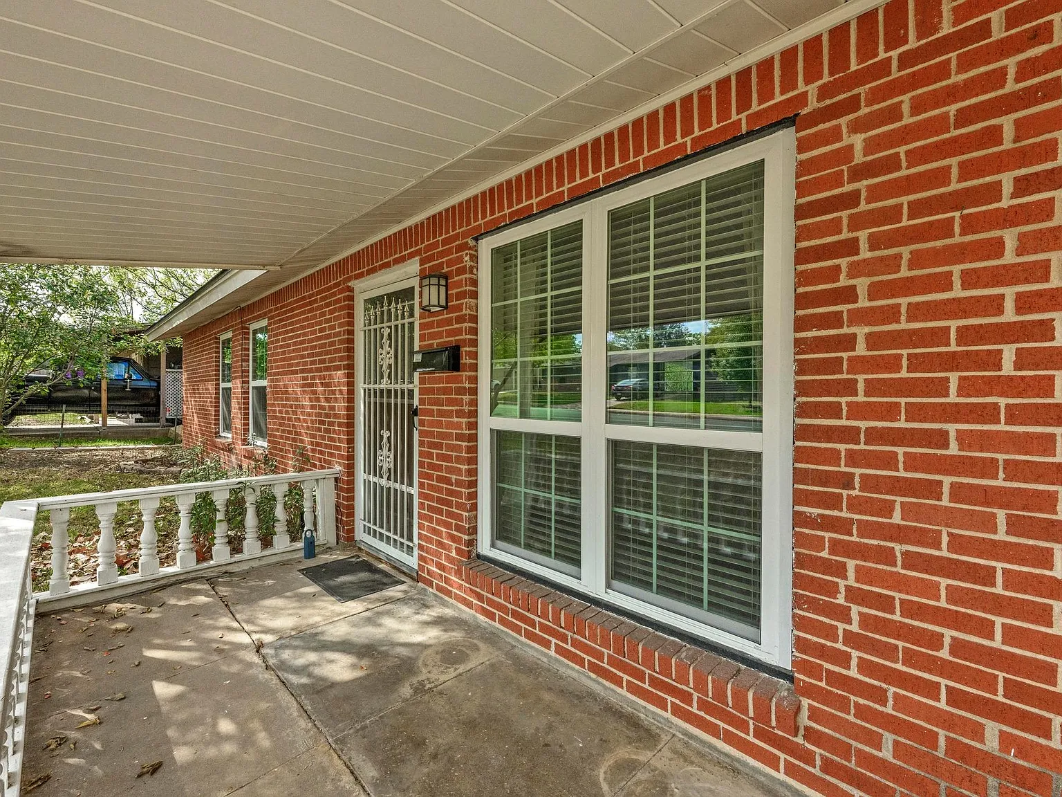 3 bed, 1.0 bath, 962 sqft, $1,900 — Photo 3