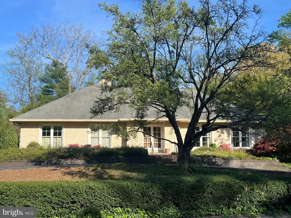 9214 Hidden Creek Dr, Great Falls, VA 22066