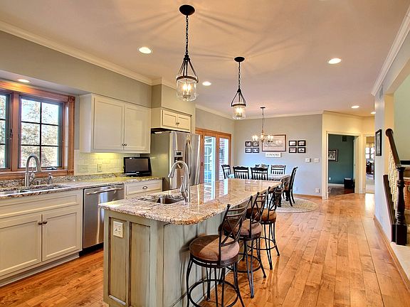 Eat-in kitchen