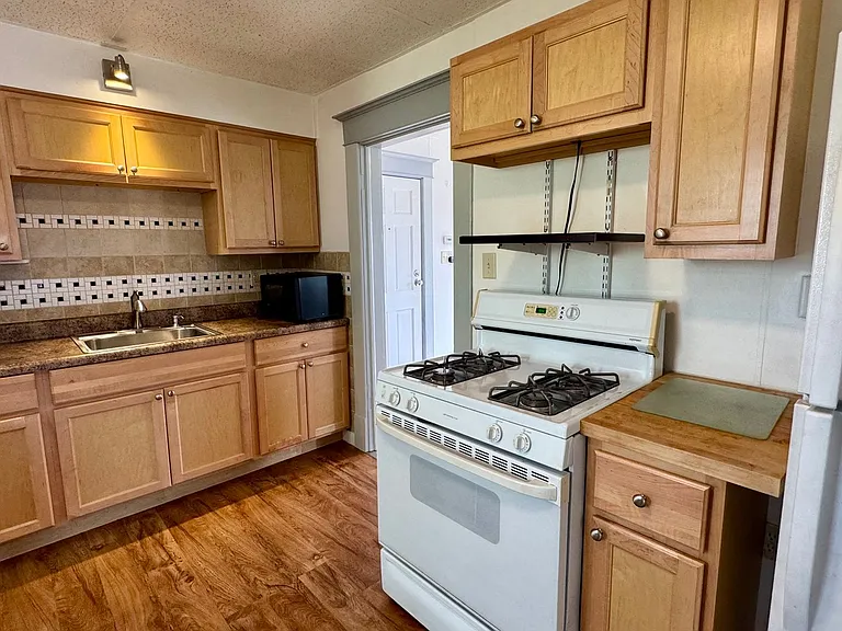937 Leonard NW — Photo 6