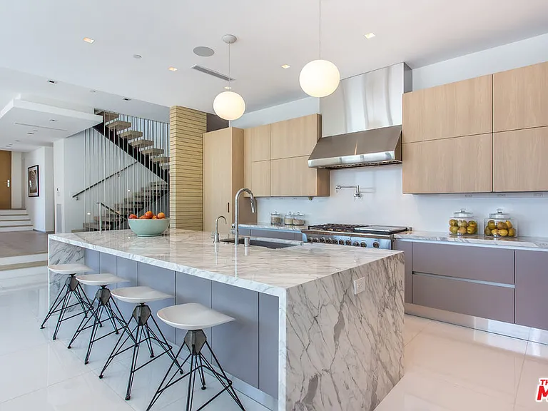 1413 Queens Rd — Photo 8
