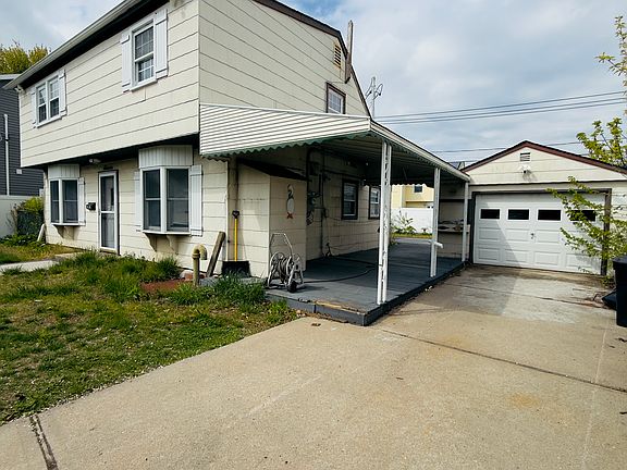 3rd image of 11 Blue Spruce Rd