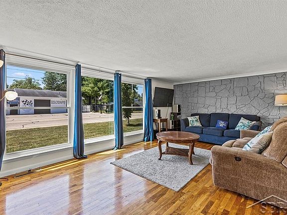 3rd image of 206 W Railway St