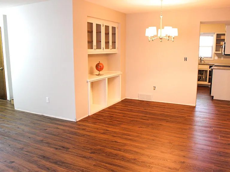 W225N2588 Alderwood Ln — Photo 8