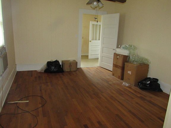 5th image of 909 High School Ave