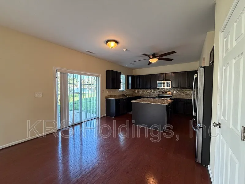 5 bed, 2.5 bath, 2651 sqft, $3,200 — Photo 4