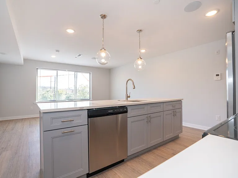 Modern Luxury Apartments In the Heart of University City — Photo 5