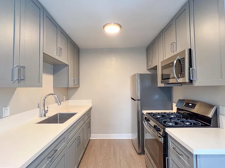 Emerald Ave Apartments — Photo 16