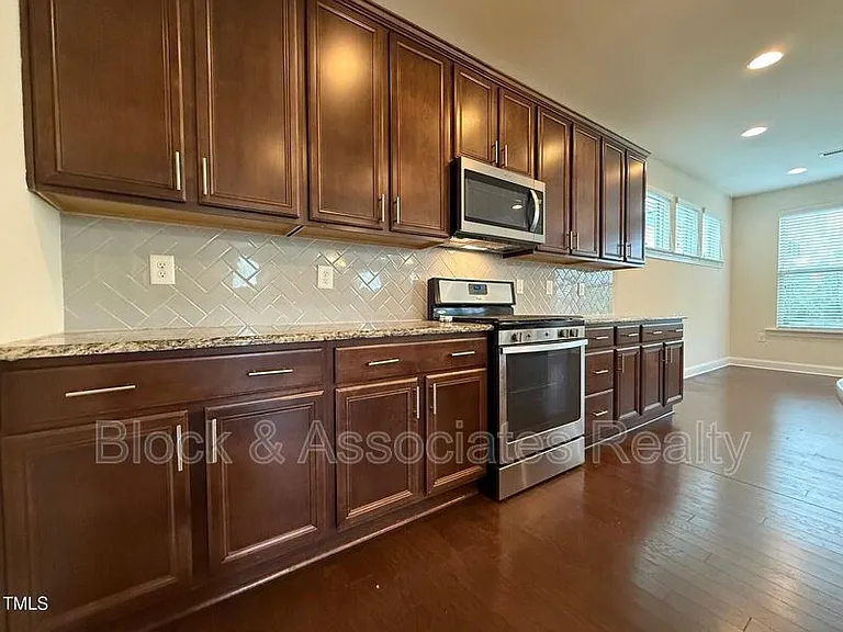 238 Begen St — Photo 8