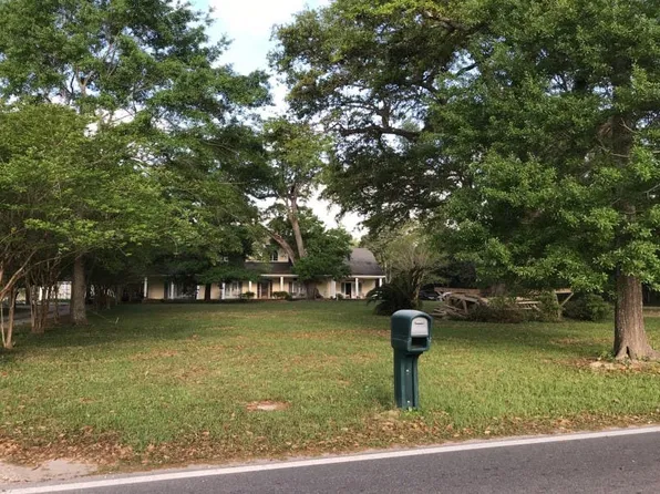 525 Saint Joseph St, Waveland, MS 39576