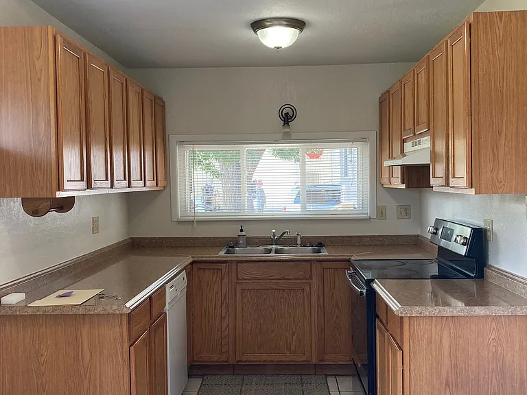 1921 Iris St — Photo 10