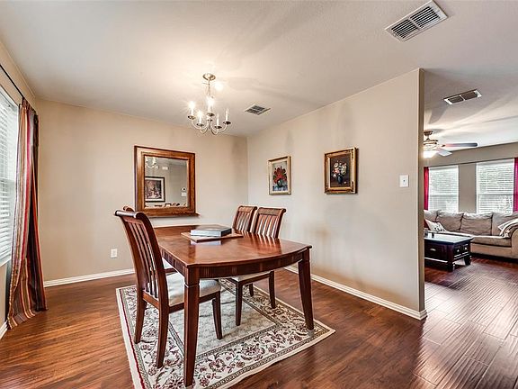 4th image of 1110 Caroline Dr
