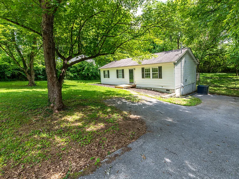 320 Beechwood Dr — Photo 1