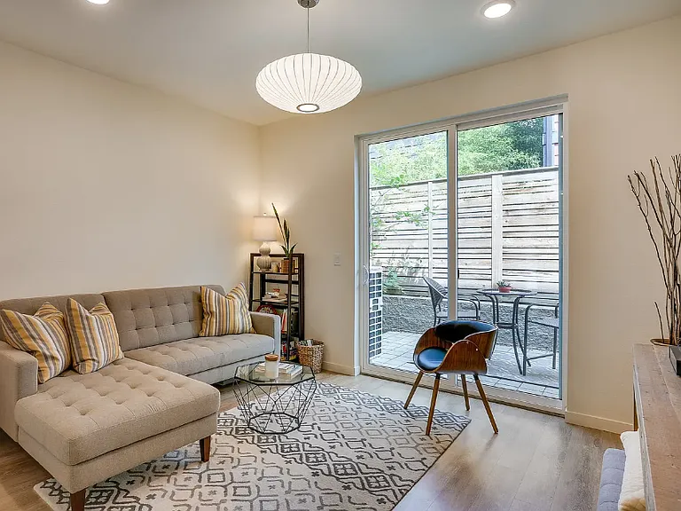 428 NE Ivy St — Photo 3