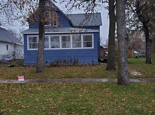 218 4th St W, Lakota, ND 58344