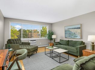 2700 W 44th St APT 401, Minneapolis, MN 55410