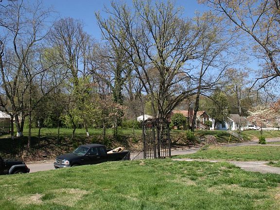 3rd image of 2744 Woodbine Ave