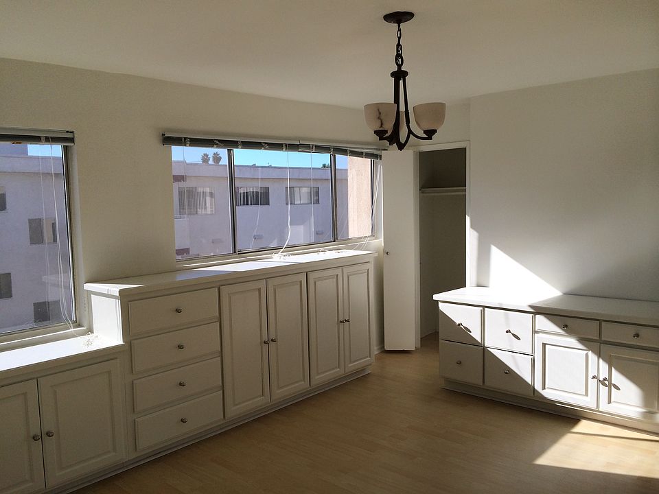 1st image of 5353 Yarmouth Ave Unit 207