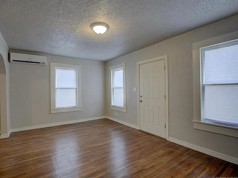 12 S Columbia Ave — Photo 4