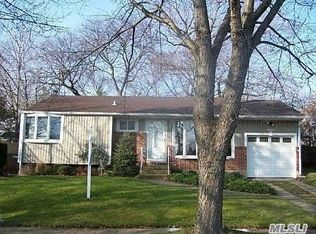 8 Gable Gate, Old Bethpage, NY 11804