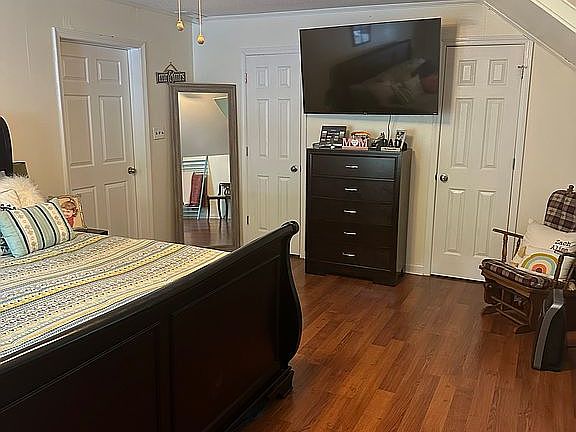 4th image of 395 Country Club Ln