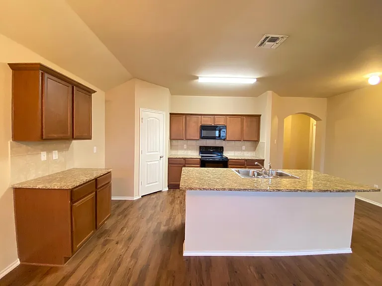 2105 Meadow Park Dr — Photo 6