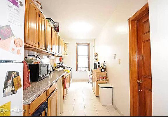 3rd image of 194 Underhill Ave #1